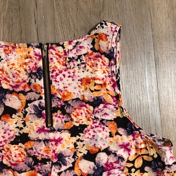 🔥SALE - any 4/$20.  Minkpink Scalloped Crop Top - Picture 4 of 6